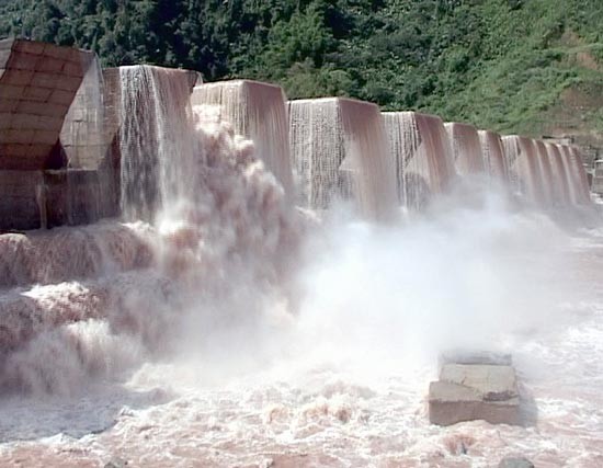 A burst dam section at Dakrong 3 Hydropower Plant unleashes floodwaters in the Central Highlands by the end of September, 2013 (Photo: SGGP)
