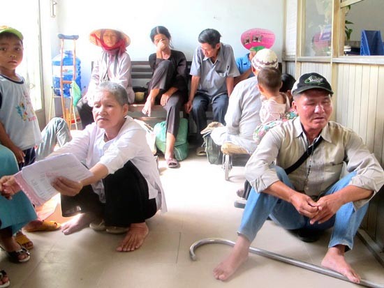 HOmeless people and beggars gather to be brought into social sponsoring centers ( Photo: SGGP)