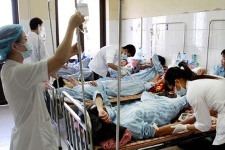 Patients under treatment at the central Hospital for Tropical Diseases. New amendments to the health insurance law will give more benefits to poor patients. — VNA/VNS Photo Duong Ngoc