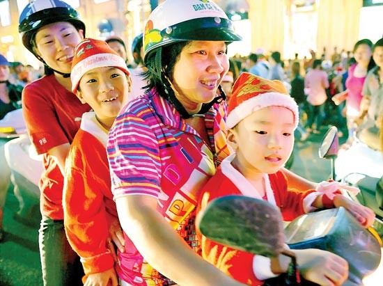 Resident welcomes New Year 2015 (Photo:SGGP)