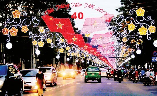 Le Duan street is decorated with the image of national flags to mark 40 years of Southern liberation and national reunification. (Photo:SGGP)