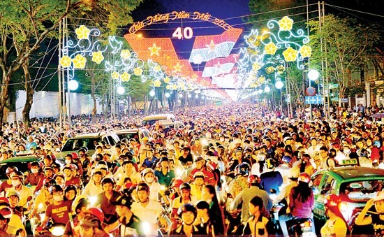 Ho Chi Minh City is sunk in coming New Year. (Photo:SGGP)