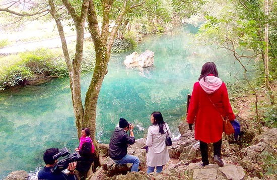 Tourists visit Le Nin stream in Cao Bang (SGGP)
