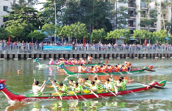 A traditional boat race on Nhieu Loc-Thi Nghe canal (Photo: SGGP)