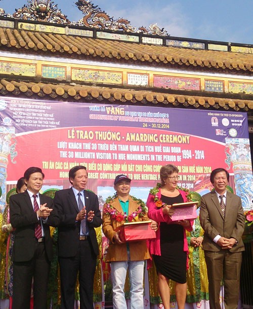 The Hue Monuments Conservation Center's representatives offer gifts to lucky visitors. (Photo: Sggp)