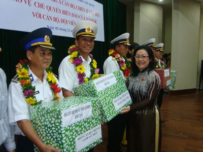 Chiến sĩ tiêu biểu bảo vệ chủ quyền biển đảo gặp gỡ, giao lưu với hội viên phụ nữ và  công nhân lao động