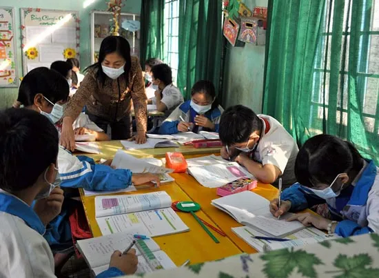 Ngồi học phải đeo khẩu trang vì bụi