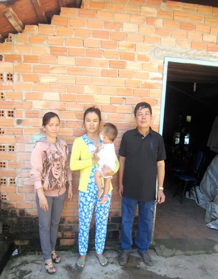 Trao tiền bạn đọc giúp 2 hoàn cảnh ngặt nghèo ở Bình Thuận