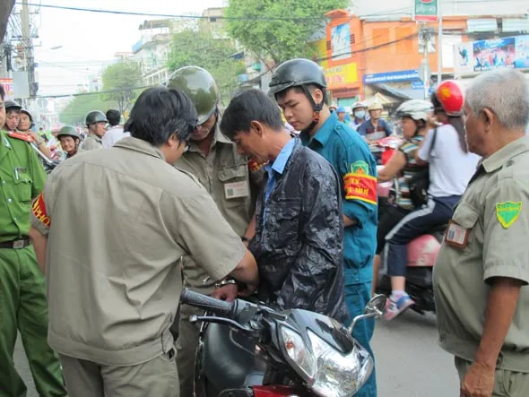 Ra quân rà soát, kiểm tra người lang thang nghiện ma túy