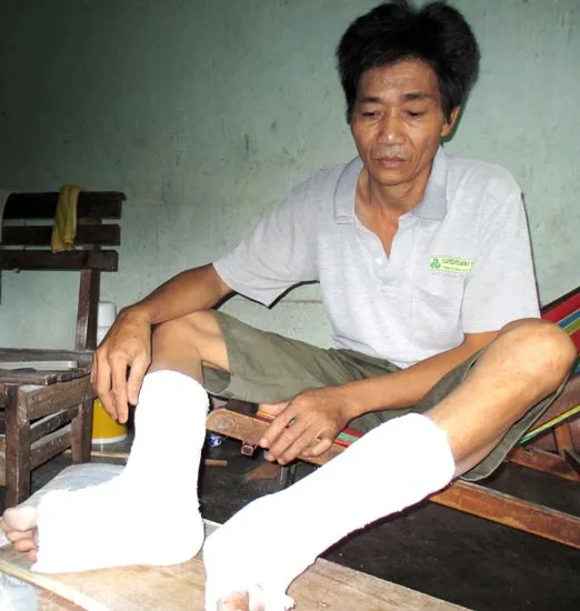 Chồng gãy 2 chân, vợ ung thư dạ dày