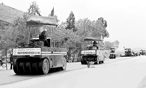 Phía sau cúp vàng và vòng nguyệt quế là nỗ lực vượt sóng