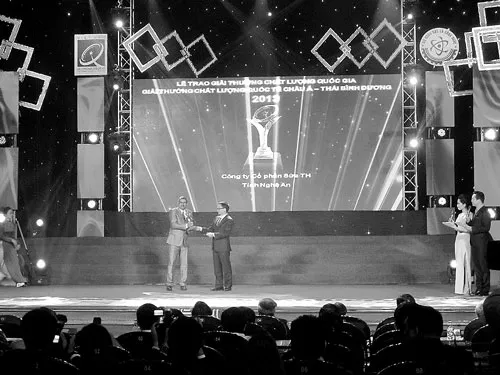 Phía sau cúp vàng và vòng nguyệt quế là nỗ lực vượt sóng ảnh 2