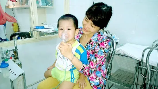 Thời tiết chuyển mùa: Trẻ chen chúc chờ khám bệnh