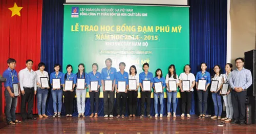479 sinh viên xuất sắc nhận học bổng Đạm Phú Mỹ