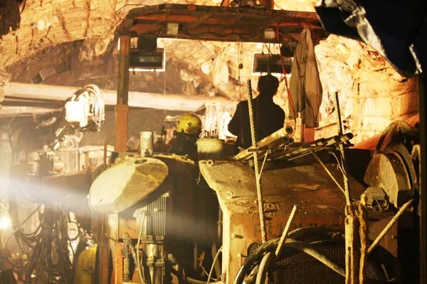 12 công nhân đã được giải cứu, chuyển đến bệnh viện ảnh 16