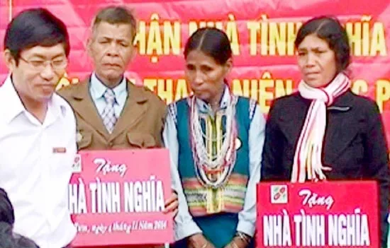 Giúp bà con nghèo ở Kon Tum