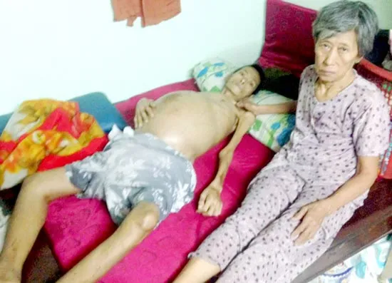 Tuổi già vẫn nặng gánh nuôi con cháu