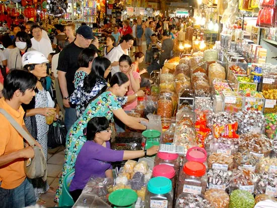 Tăng cường kiểm tra, xử lý vi phạm về an toàn thực phẩm dịp Tết 2015