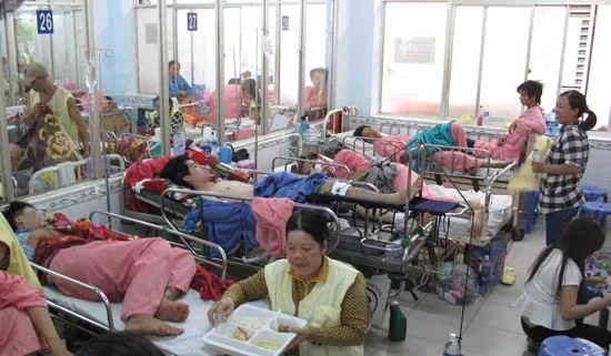 Bình Phước: Xe phục vụ đám cưới bị lật, 5 người thương vong