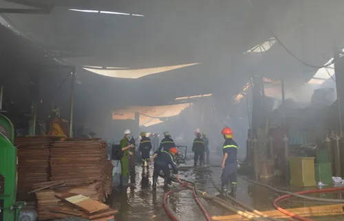 TPHCM: Cháy tại công ty sản xuất nội thất