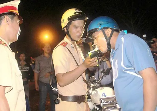 Ra quân kiểm tra nồng độ cồn người tham gia giao thông