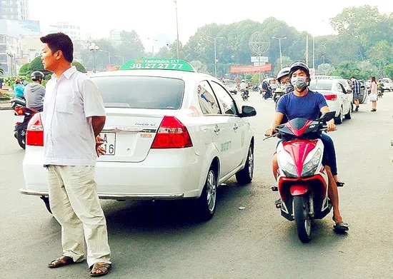 Taxi đậu giữa đường