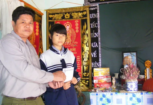 Bạn đọc Báo SGGP tiếp tục giúp đỡ “cô học sinh nuôi cha liệt, mẹ điên”