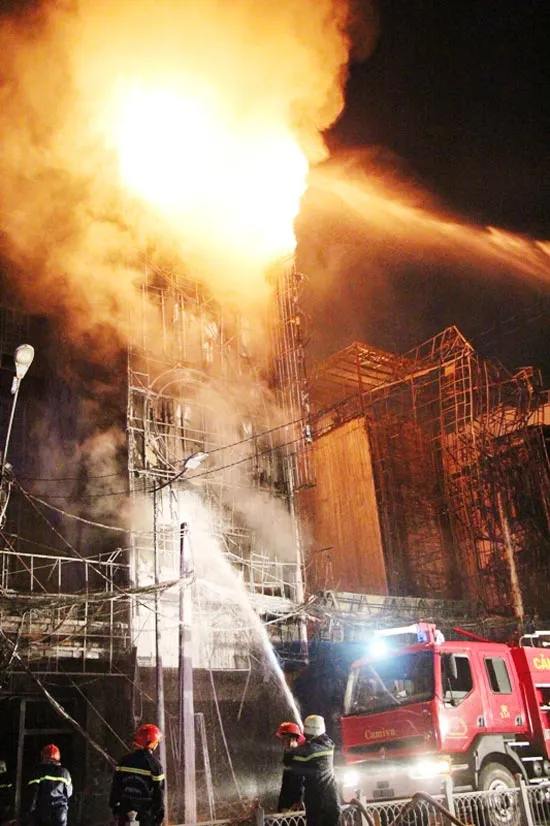 Toàn cảnh vụ cháy 8 căn nhà trên đường Trần Quốc Thảo