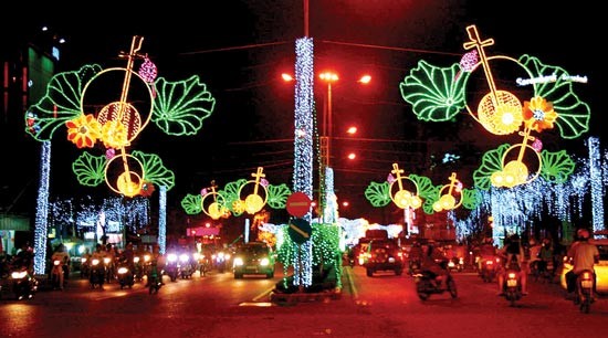 ‘Street Lighting’ program featuring thousands of colorful lights in Can Tho
