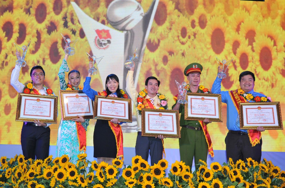 Six outstanding young citizens in 2014. (Photo: Viet Dung)