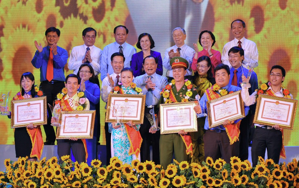 Secretary of HCMC Party Committee Le Thanh Hai, city leaders and six outstanding young citizens. (Photo: Viet Dung)