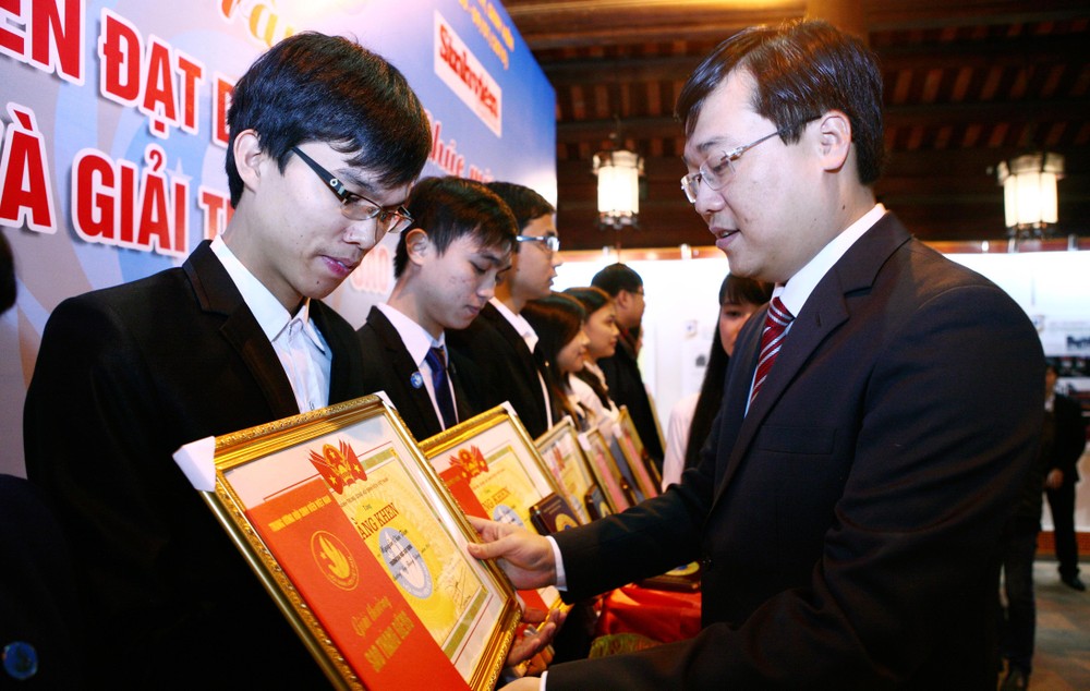 Secretary of Communist Youth Union Central Committee and Chairman of the Vietnam Students Association, Le Quoc Phong grants certificates of merit to students. (Photo: Sggp)