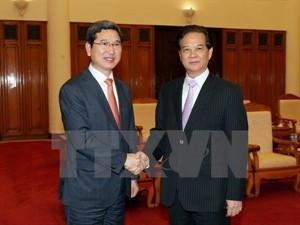Prime Minister Nguyen Tan Dung (R) receives Chairman of the RoK-Vietnam Friendship Association Kim Hack-yong (Photo: VNA)