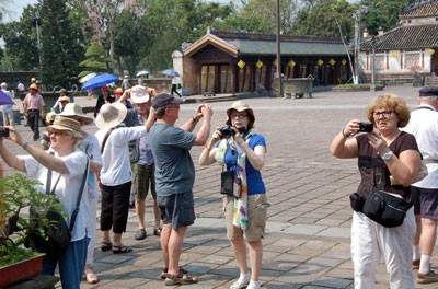 Foreign visitors at Hue Royal Palace (Photo: SGGP)