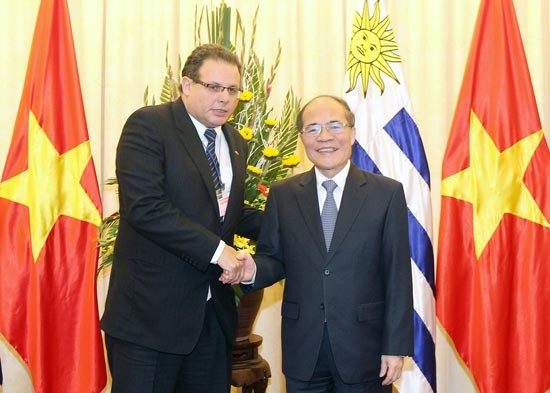 Vietnam National Assembly Chairman Nguyen Sinh Hung (R) meets President of the Chamber of Deputies of Uruguay Anibal Pereyra. (Photo:SGGP)