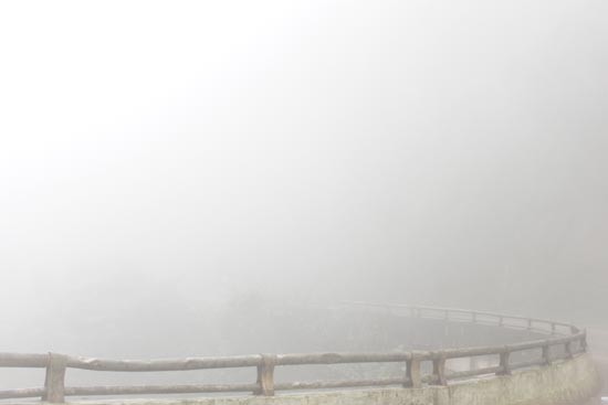 Foggy weather shoulders over Ha Tinh. (Photo:SGGP) The bad weather causes vehicles to limit speed. (Photo:SGGP)