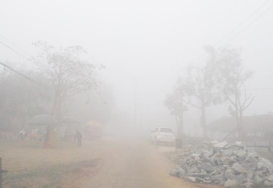 The bad weather causes vehicles to limit speed. (Photo:SGGP)