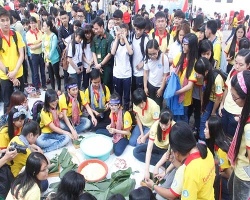 Crowded students join in the seventh spring volunteer campaign. (Photo:SGGP)