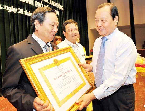 City Party Secrerary Le Thanh Hai confers certificates of merit to active union members (photo: SGGP)