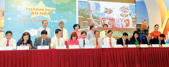 Representatives of banks sign an agreement to provide a credit package of VND128 trillion for businesses in HCMC in 2015 (Photo: SGGP)