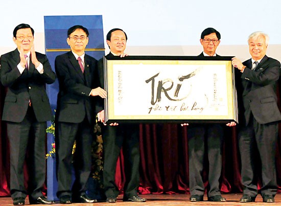 State President Truong Tan Sang offers a painting with the President’s handwriting “Tri” (Knowledge) to National University in Ho Chi Minh City on the 20th aniversary of establishment and development of Vietnam National University in Ho Chi Minh City.(Photo:SGGP) .