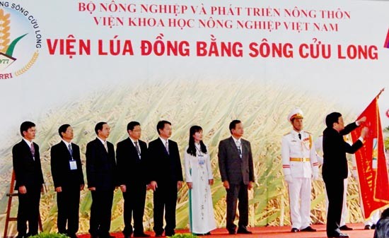 State President Truong Tan Sang offers the first class independence medal to the Mekong Delta Rice Research Institute.(Photo:SGGP)