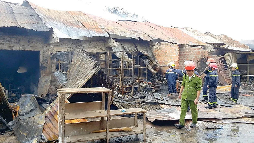 Cháy chợ Ba Đồn, 24 ki-ốt bị thiêu rụi