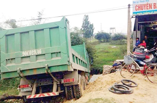 Tạm giữ tài xế 3 lần đâm xe vào CSGT