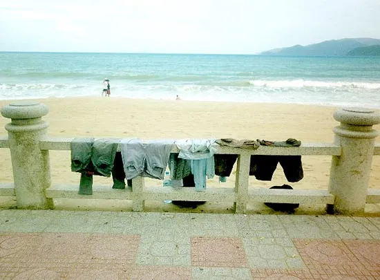 Phơi quần áo bừa bãi