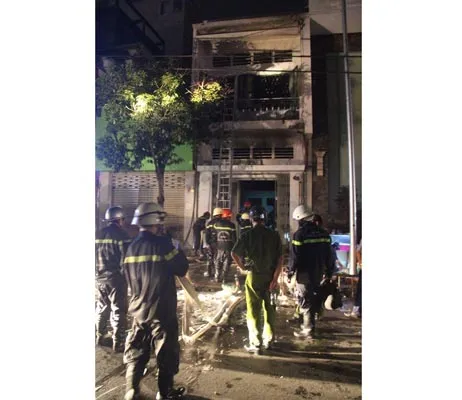 Quận 1  TPHCM: Nhà cháy, một cụ bà được giải thoát ảnh 2