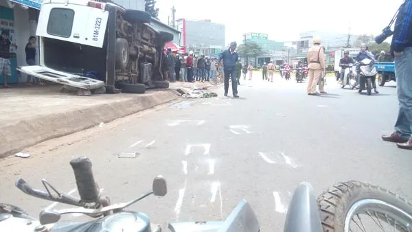 Gia Lai:  Xe khách “lùa”  6 xe máy