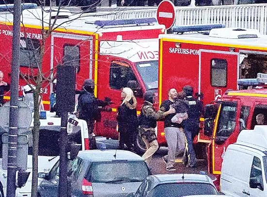 Pháp: 3 nghi phạm khủng bố bị tiêu diệt
