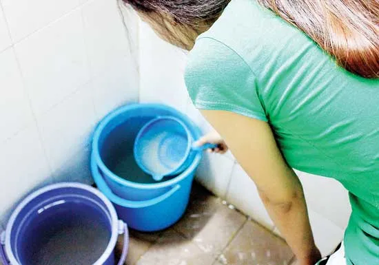 Sinh hoạt bị đảo lộn vì cúp nước lâu hơn kế hoạch