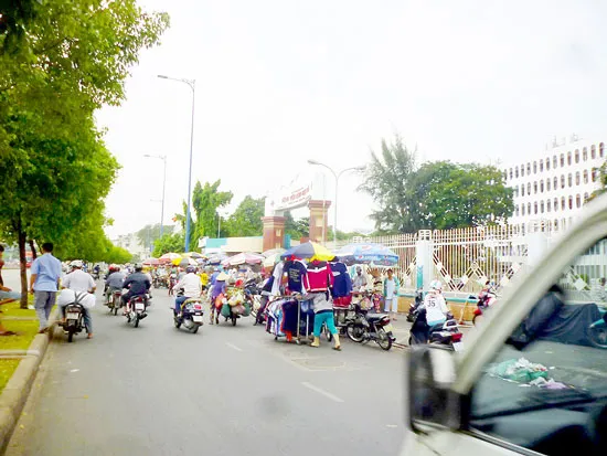 Mất trật tự trước Bệnh viện Bệnh nhiệt đới